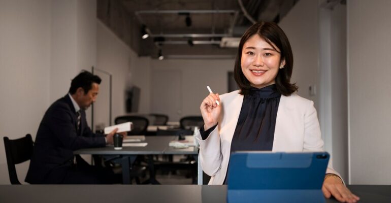 business-woman-working-ipad-front-view_23-2150103633